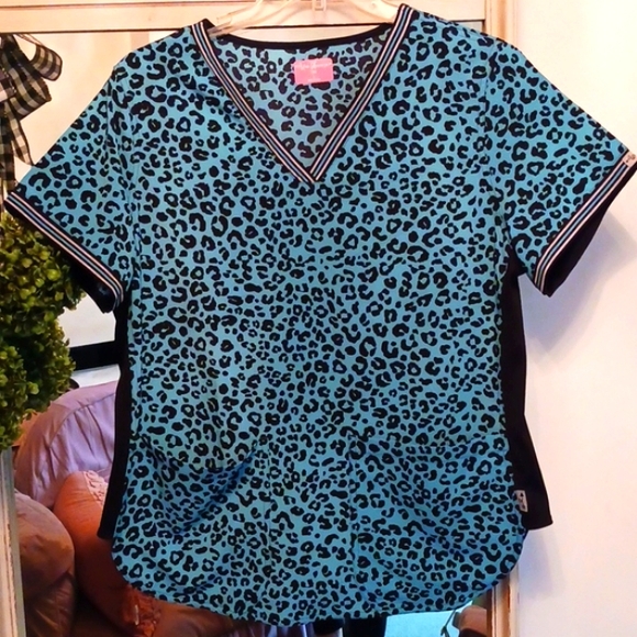 Gorgeous UA  Ava Theresa Leopard Scrub Top. L - Picture 1 of 10